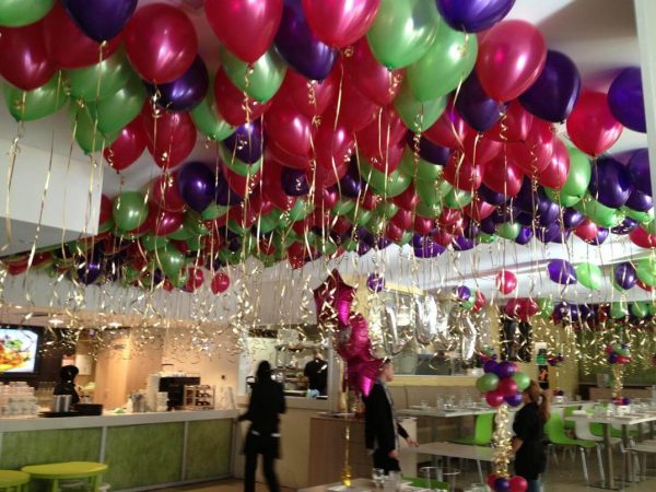 100 red and green balloons on ceiling